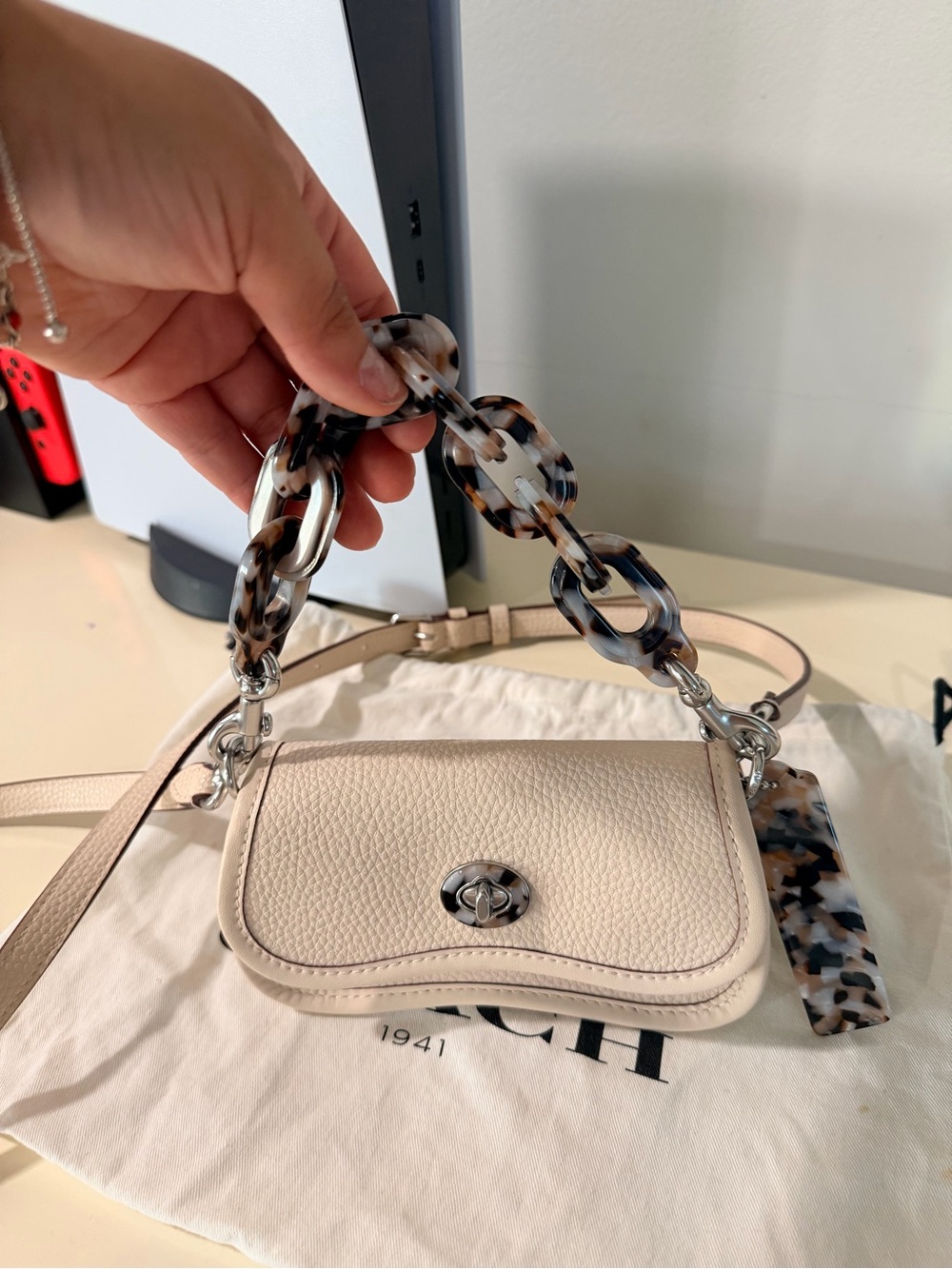 Coach mini wavy dinky Cream Pebble Leather Shoulder Bag with Tortoiseshell Link - Picture 5 of 15